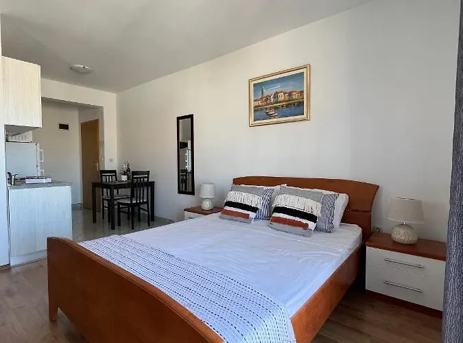 アパート Bakovic フヴァル
